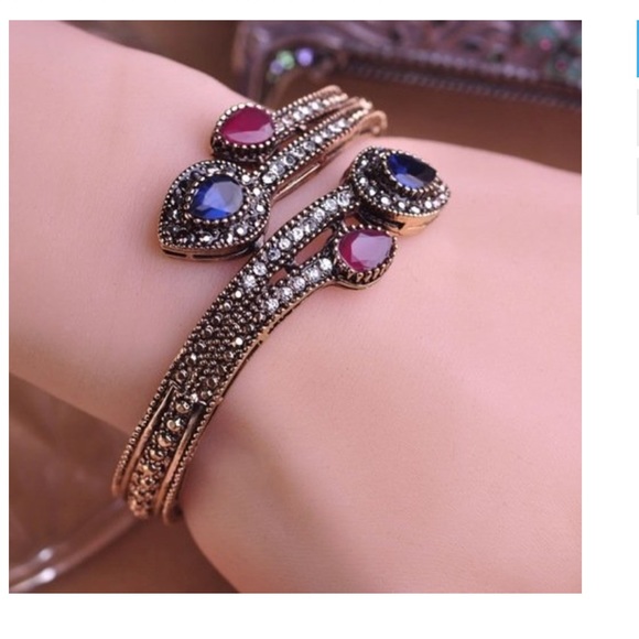 Jelli Jewelry - Vintage/Antique Style Stone Bracelet